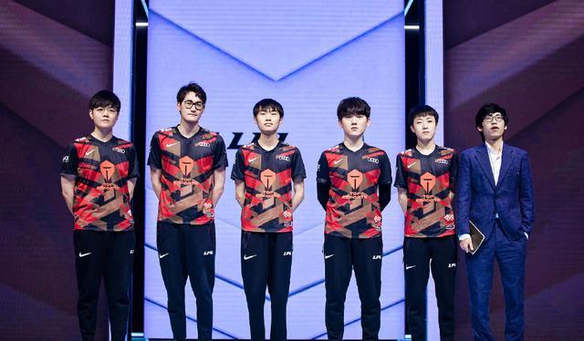 崭露头角的 崭露头角的